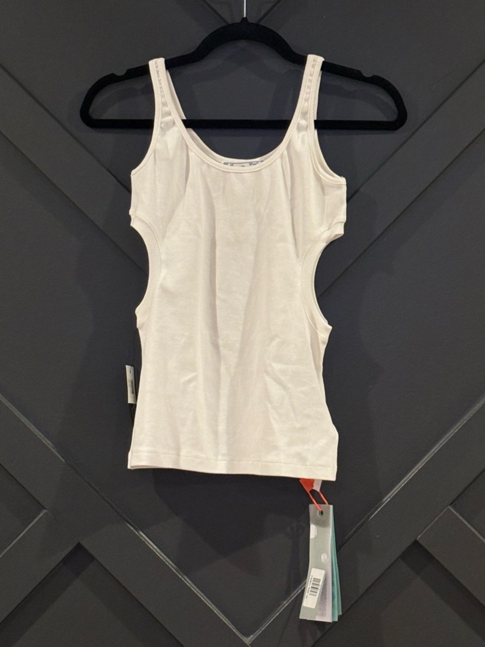 NWT Off-White Meteor Ribbed Tank Top |
White | 42IT (6US Medium) 16in PTP